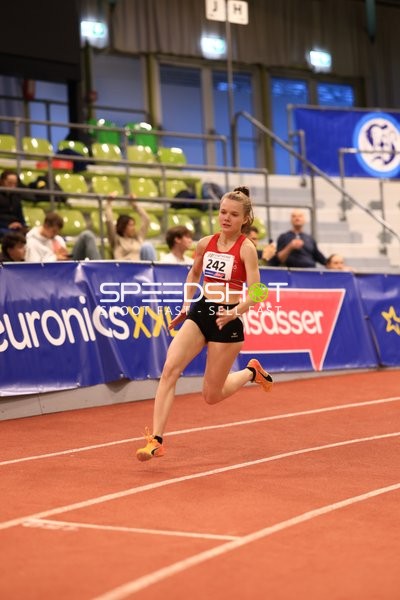 Athletin mit Startnummer 242 in Aktion