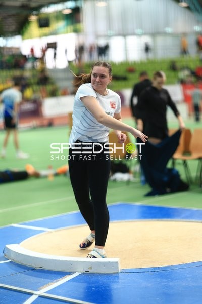 Athletin beim Kugelstoßen