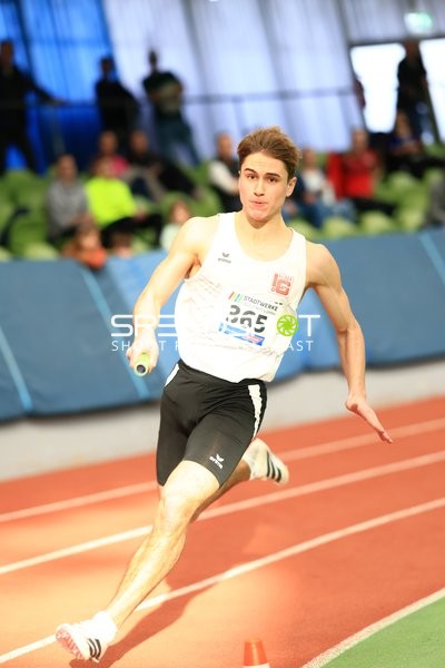 Athlet mit Staffelstab in Aktion