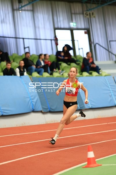 Athletin mit Startnummer 320 in Aktion