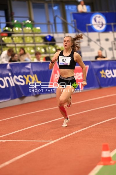 Athletin mit Nummer 62 sprintet