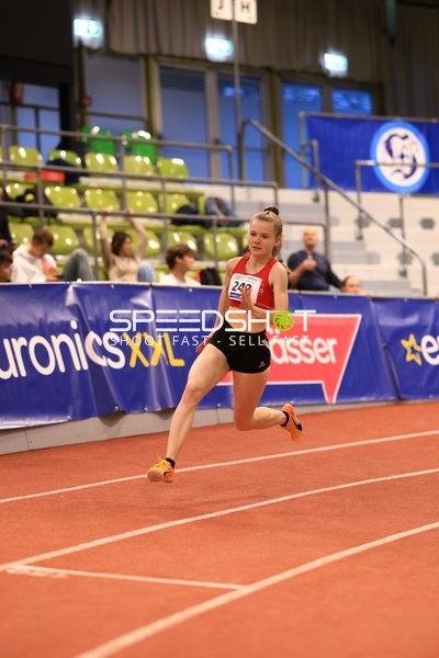 Athletin mit Nummer 240 in Aktion