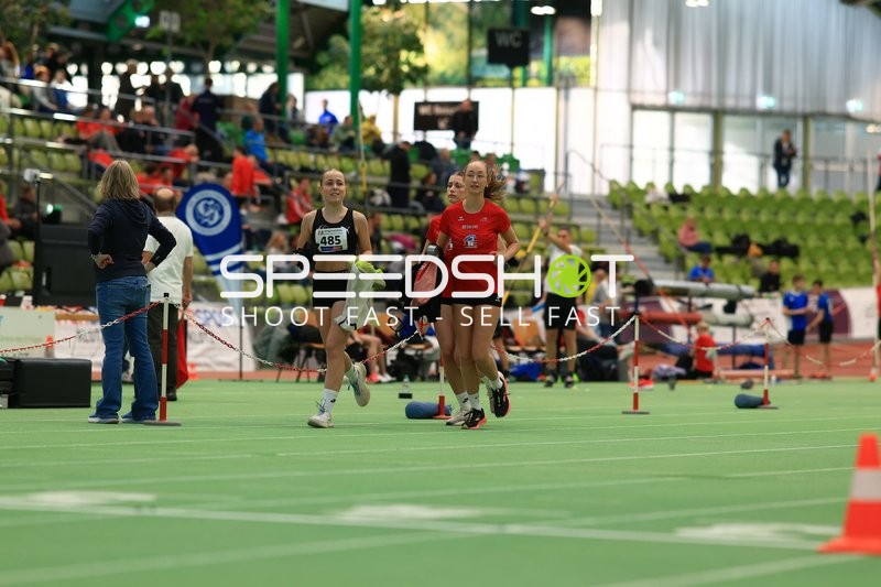 Athletinnen laufen im Glaspalast