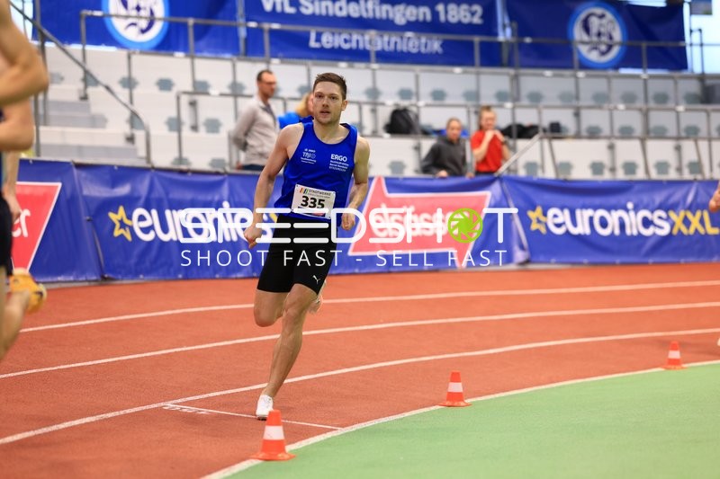 Läufer mit Startnummer 335 in Aktion