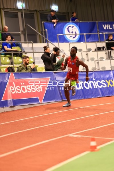 Athlet sprintet im Glaspalast