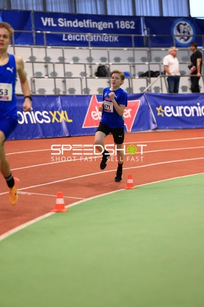 Athlet läuft im Glaspalast