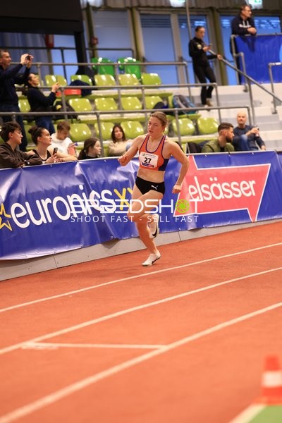 Athletin mit Startnummer 21 in Aktion