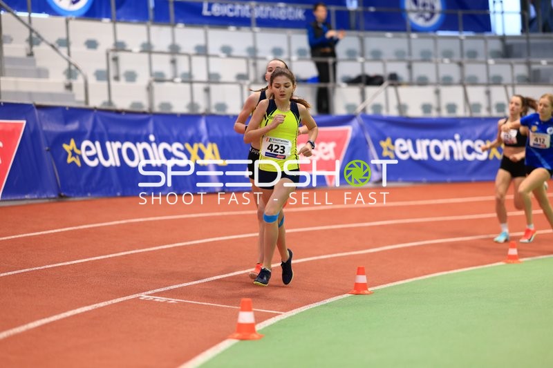 Athletin mit Startnummer 423 in Aktion