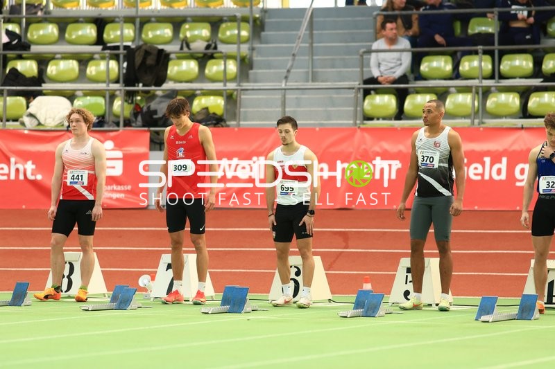 Athleten vor Start im Glaspalast