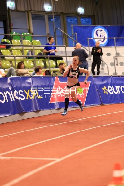 Athletin mit Startnummer 175 in Aktion