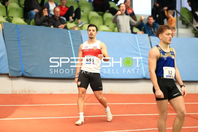 Athleten mit Startnummern 695 und 32