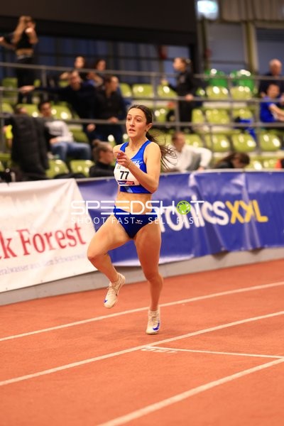 Athletin mit Startnummer 77 in Aktion