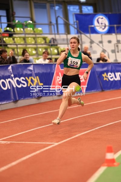 Athletin mit Startnummer 559 in Aktion