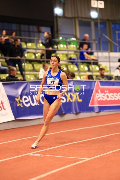 Athletin mit Startnummer 77 in Aktion