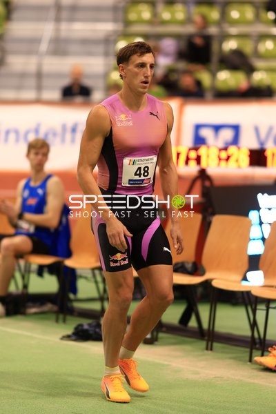 Athlet mit Startnummer 48 im Glaspalast