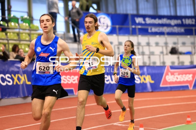 Läufer mit Startnummern 620, 15 und 629