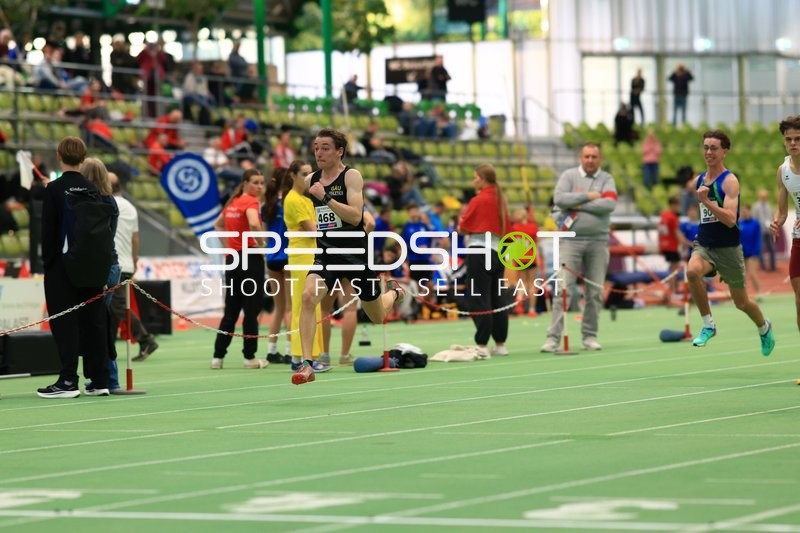 Sprinter mit Startnummer 468 und 90 im Wettkampf