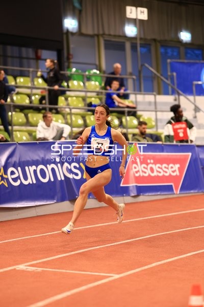 Athletin mit Startnummer 77 in Aktion