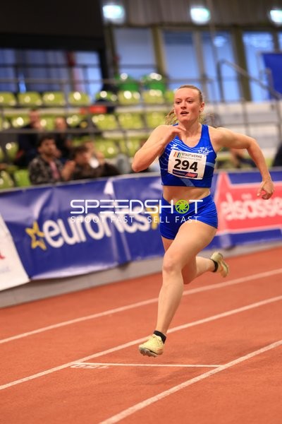 Athletin mit Startnummer 294 in Aktion