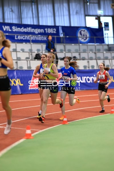 Athletinnen laufen im Glaspalast