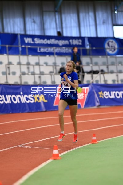 Athletin mit Nummer 412 in Aktion