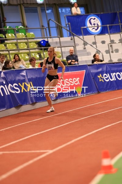 Athletin mit Startnummer 168 in Aktion