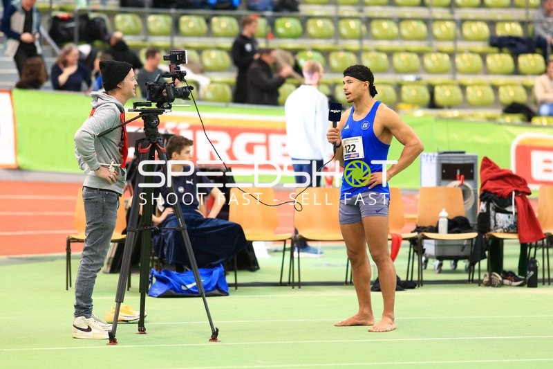 Athlet mit Startnummer 122 im Interview