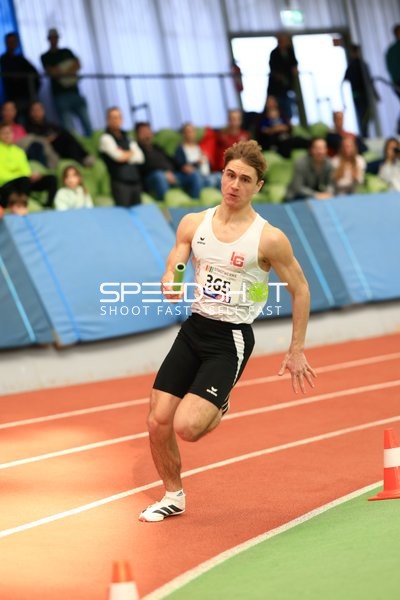 Athlet mit Staffelstab in Aktion