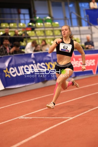 Athletin mit Startnummer 62 sprintet