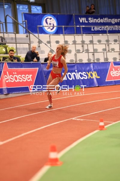 Athletin mit Startnummer 597 beim Weitsprung