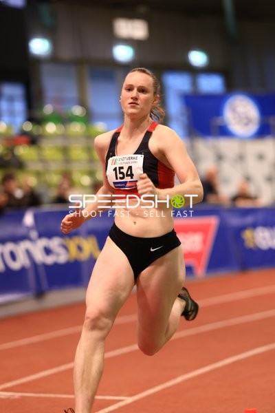 Athletin mit Nummer 154 in Aktion