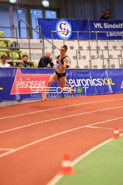 Athletin mit Startnummer 165 sprintet