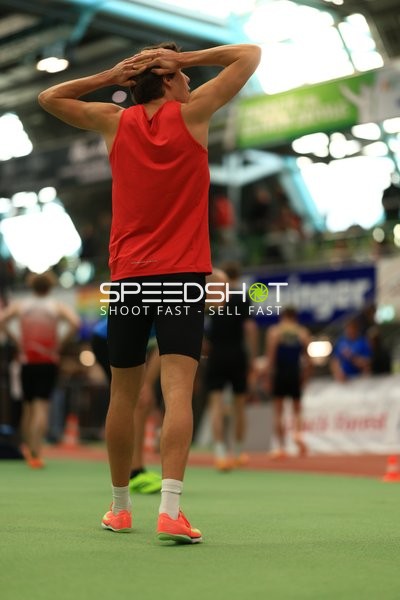 Athlet im roten Trikot im Glaspalast