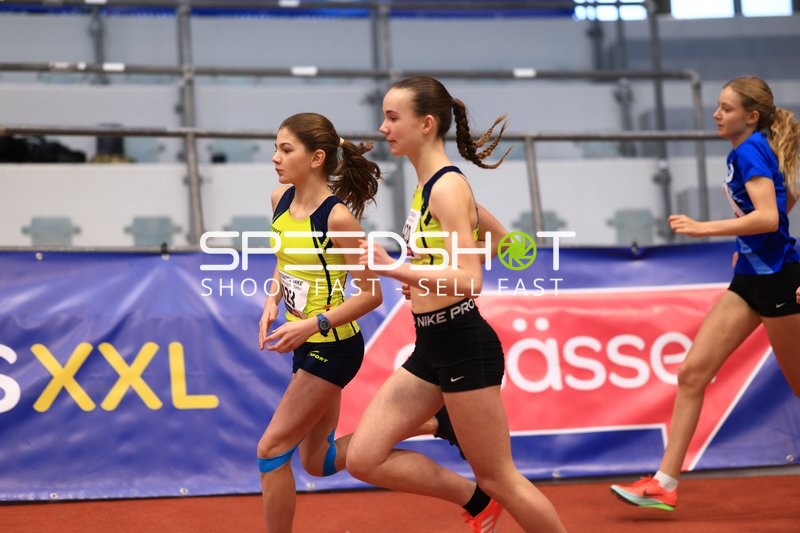 Athletinnen laufen im Glaspalast