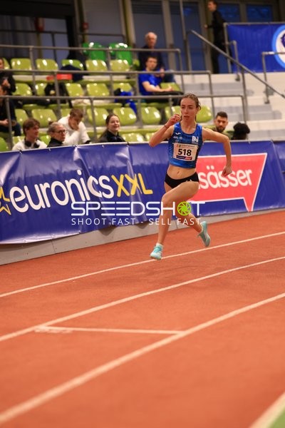 Athletin mit Startnummer 518 in Aktion