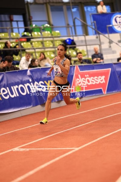 Athletin mit Startnummer 41 sprintet