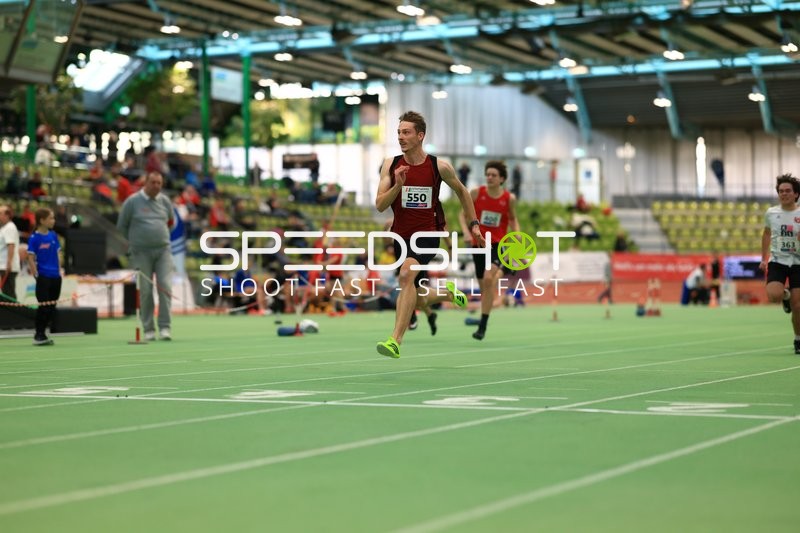 Sprinter mit Startnummer 550 in Führung