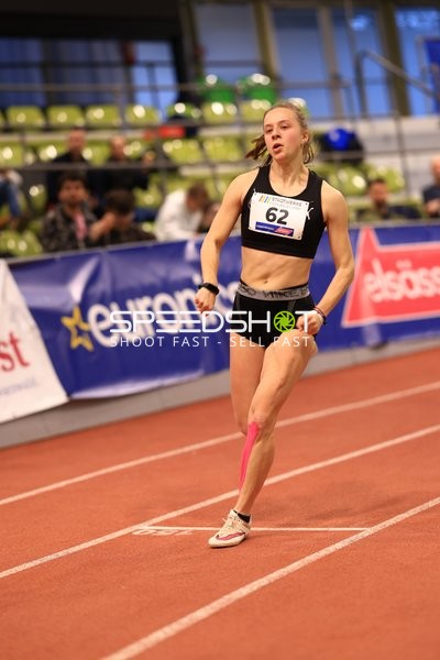 Athletin mit Startnummer 62 in Aktion