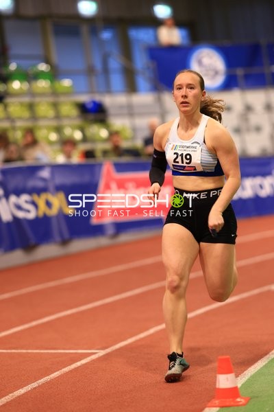 Athletin mit Startnummer 219 in Aktion