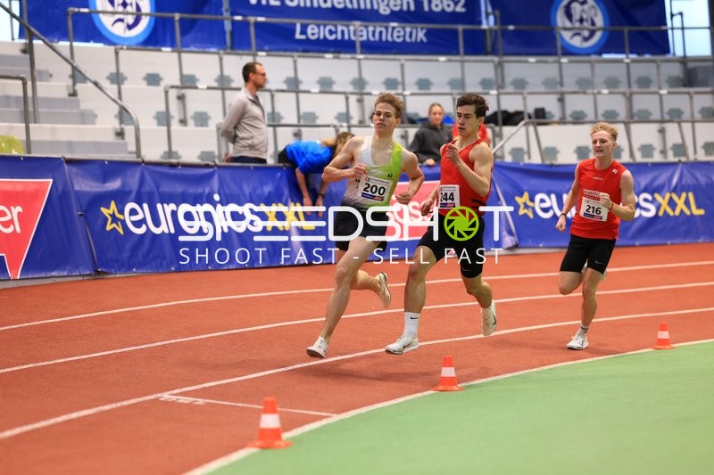 Läufer mit Startnummern 200, 244 und 216