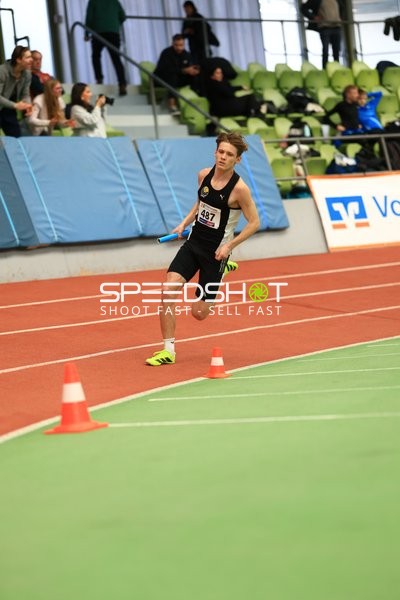 Athlet mit Staffelstab in Aktion