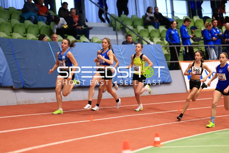 Athletinnen laufen im Glaspalast