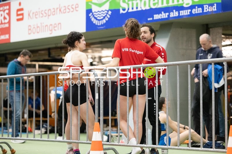 Athletinnen und Trainer im Gespräch