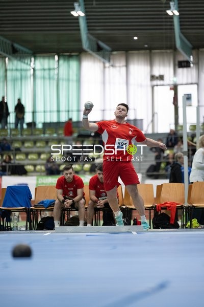 Athlet mit Startnummer 596 beim Kugelstoßen