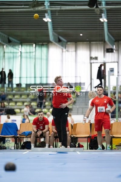 Athlet wirft Kugel im Glaspalast