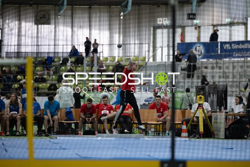 Athlet wirft Kugel im Glaspalast