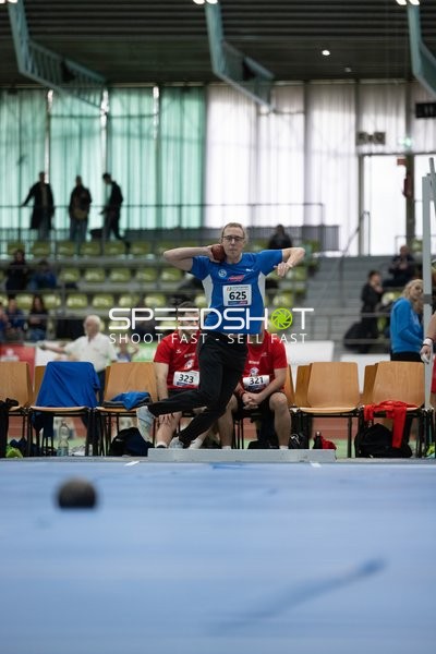 Athlet stößt Kugel im Glaspalast