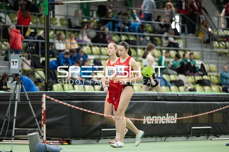 Athletinnen mit Startnummern 320 und 450