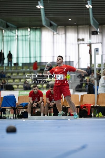 Athlet mit Startnummer 596 beim Kugelstoßen