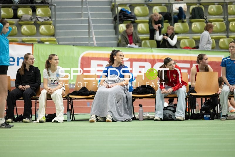 Athletinnen warten im Glaspalast